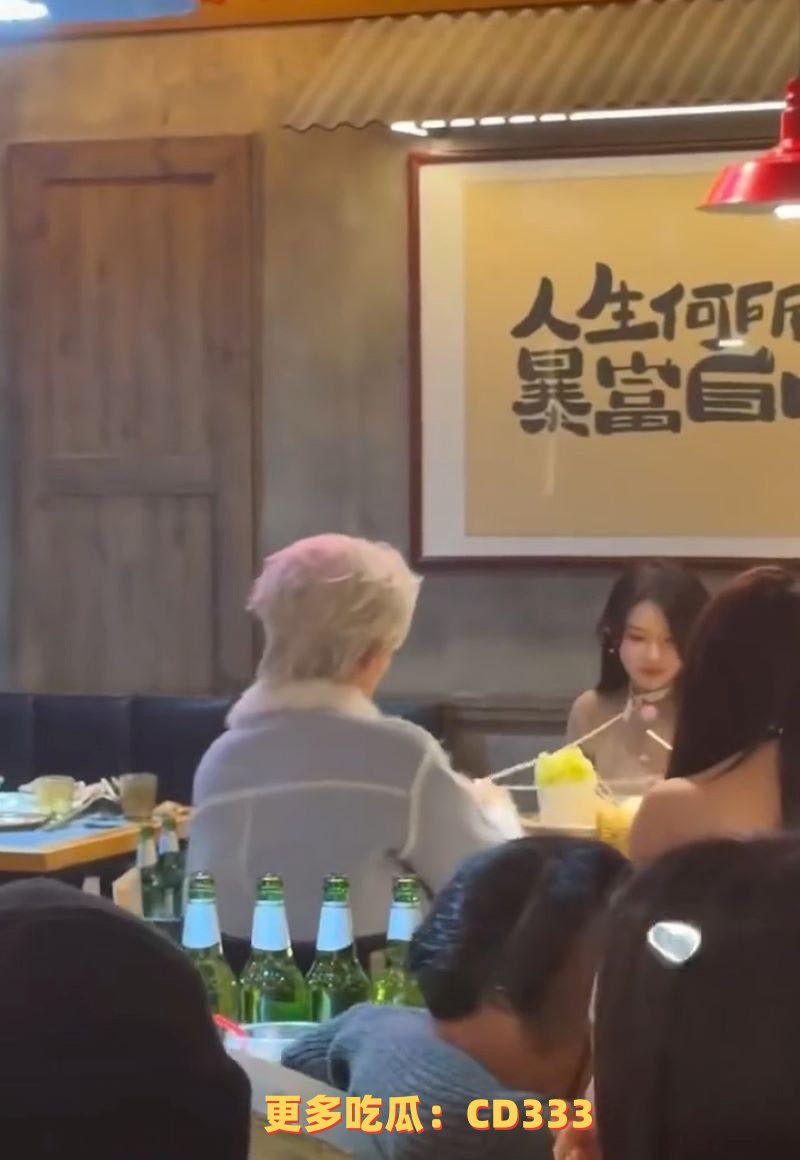 富豪携调教母狗高档餐厅用餐